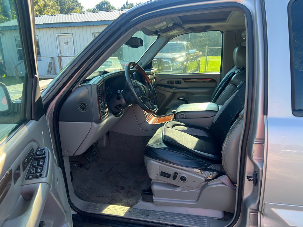 2004 Cadillac Escalade Image 10