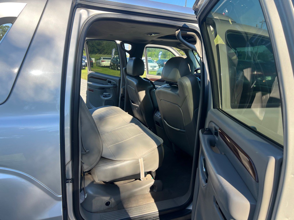 2004 Cadillac Escalade Image 12