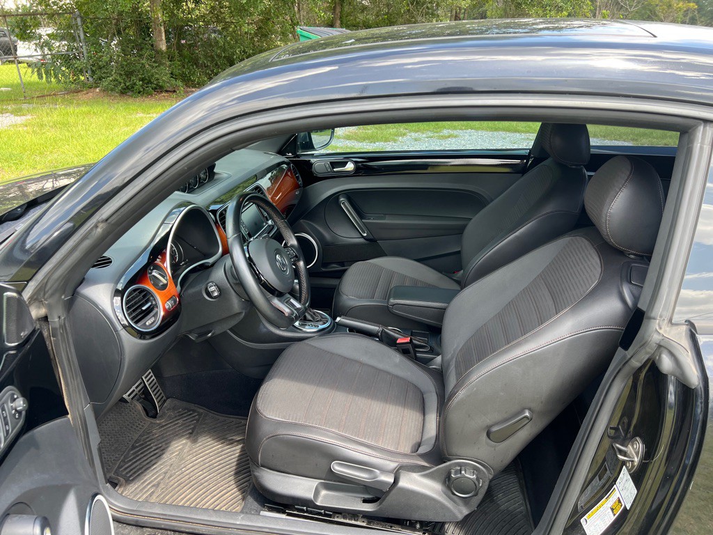 2013 Volkswagen Beetle Image 9