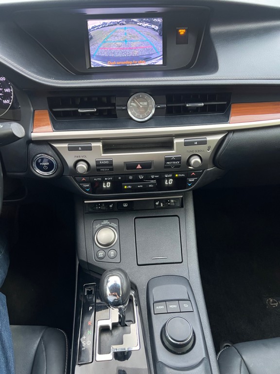 2013 Lexus ES Image 8