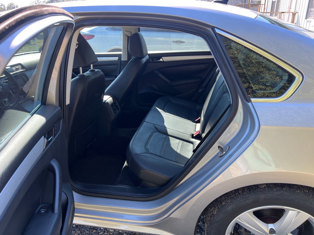 2013 Volkswagen Passat Image 11