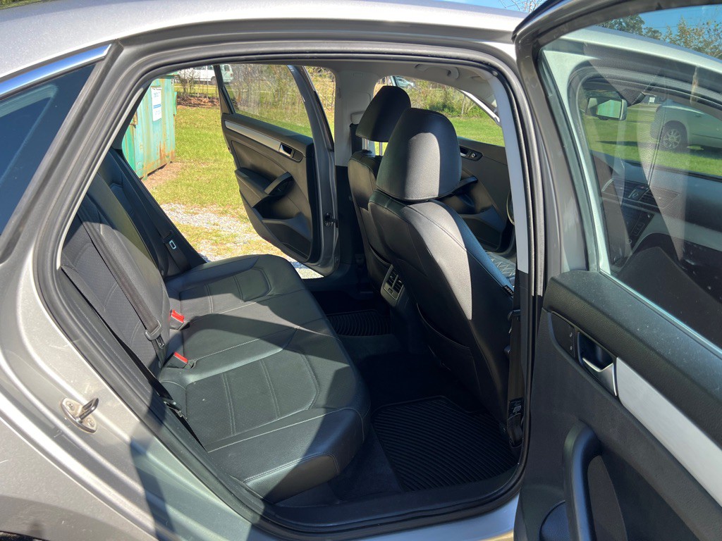 2013 Volkswagen Passat Image 13