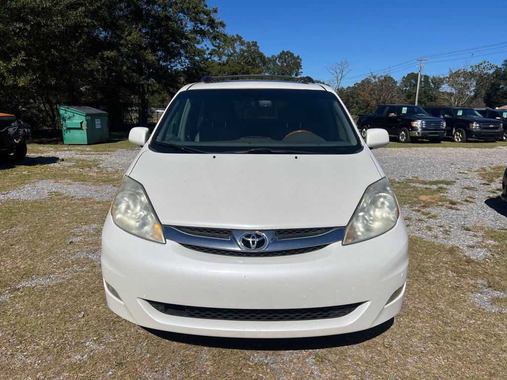 2010 Toyota Sienna Image 2