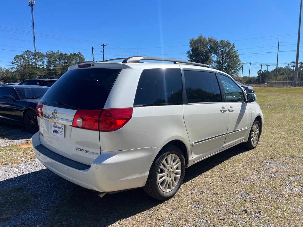 2010 Toyota Sienna Image 4