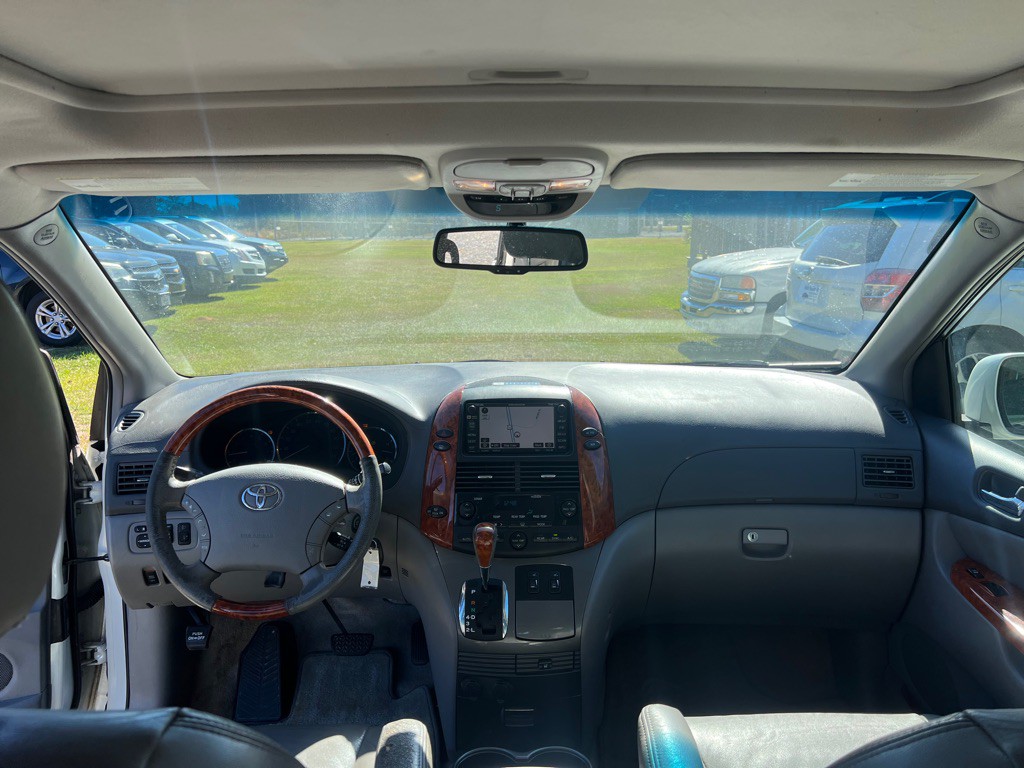 2010 Toyota Sienna Image 11