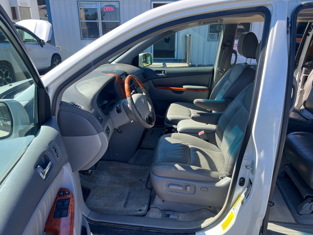 2010 Toyota Sienna Image 12