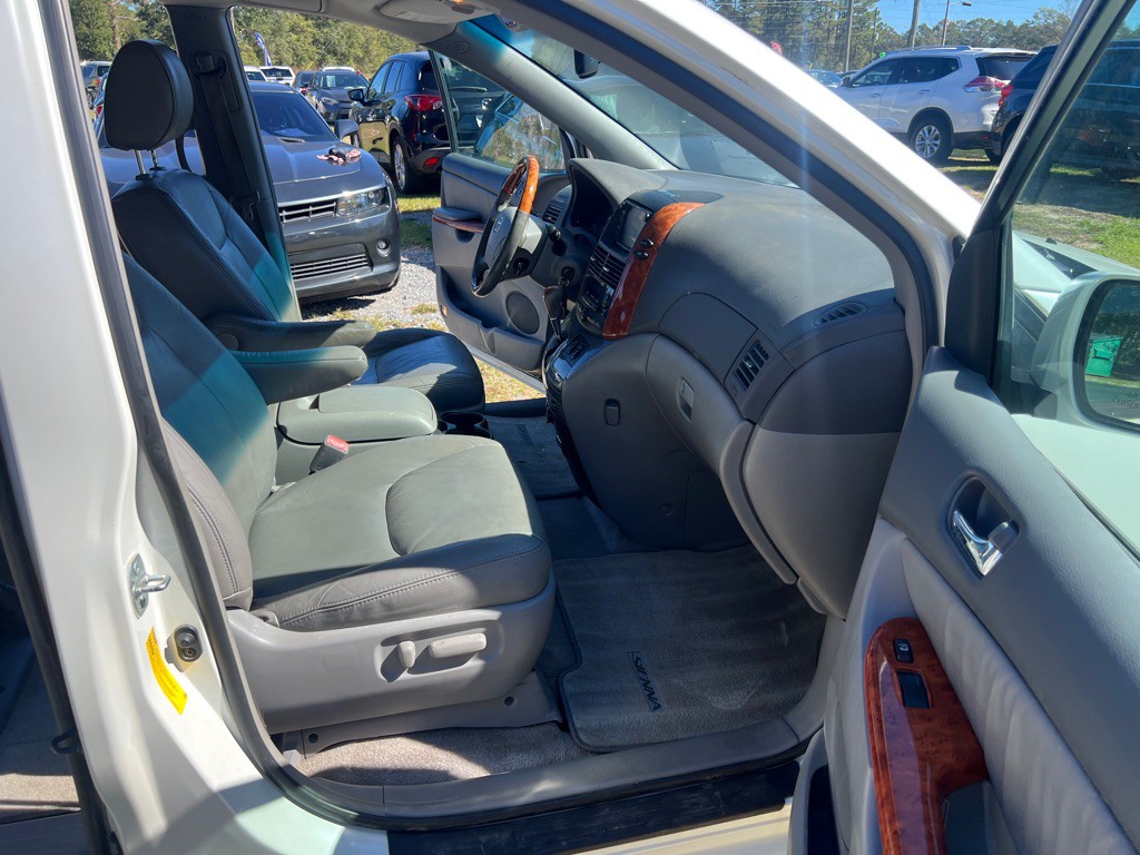 2010 Toyota Sienna Image 17