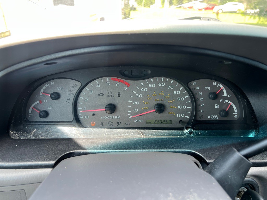 2004 Toyota Sequoia Image 8