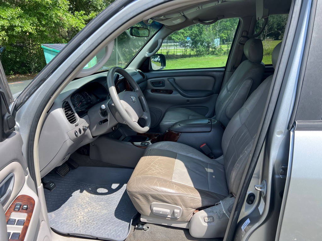 2004 Toyota Sequoia Image 10