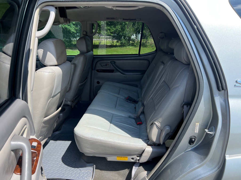 2004 Toyota Sequoia Image 11