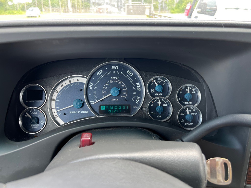 2002 Cadillac Escalade Image 8