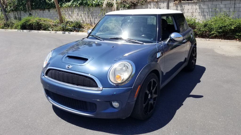 2009 MINI Cooper Image 1