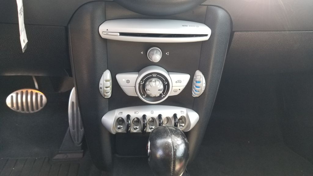 2009 MINI Cooper Image 12