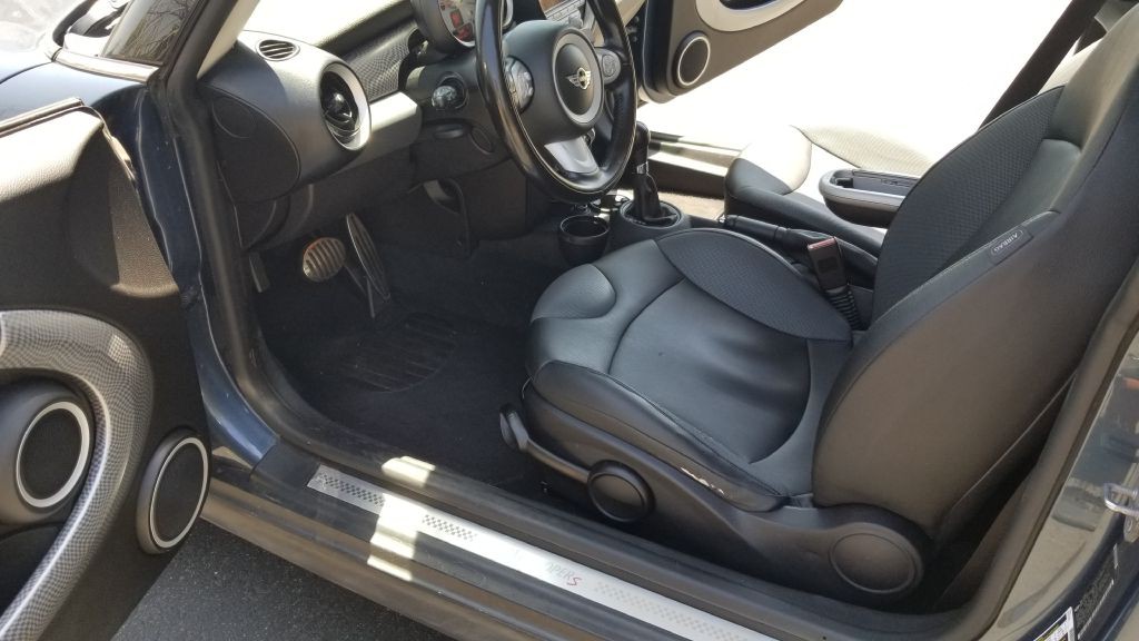 2009 MINI Cooper Image 18