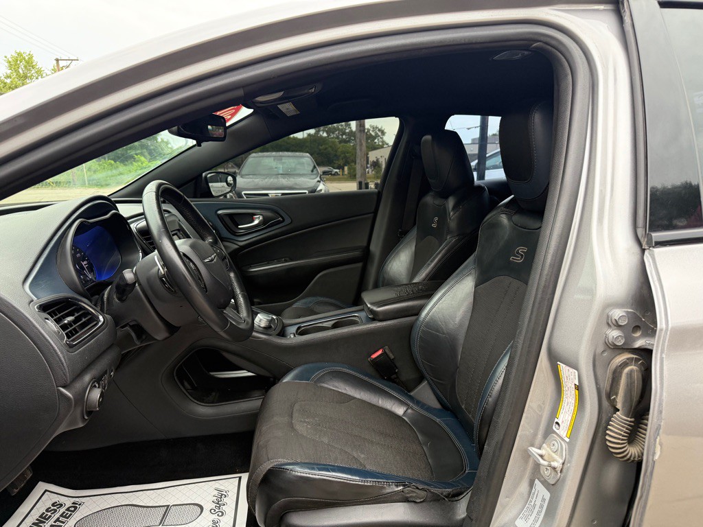 2015 Chrysler 200 Image 5