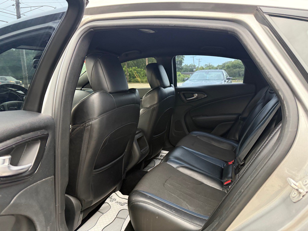 2015 Chrysler 200 Image 6
