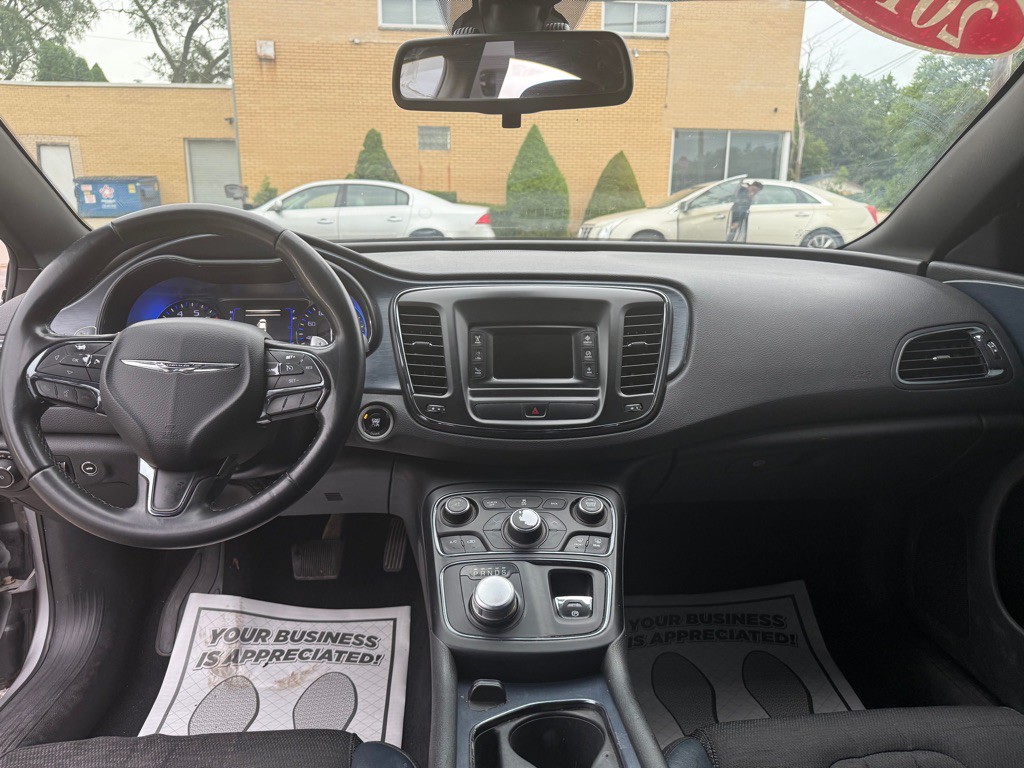 2015 Chrysler 200 Image 7