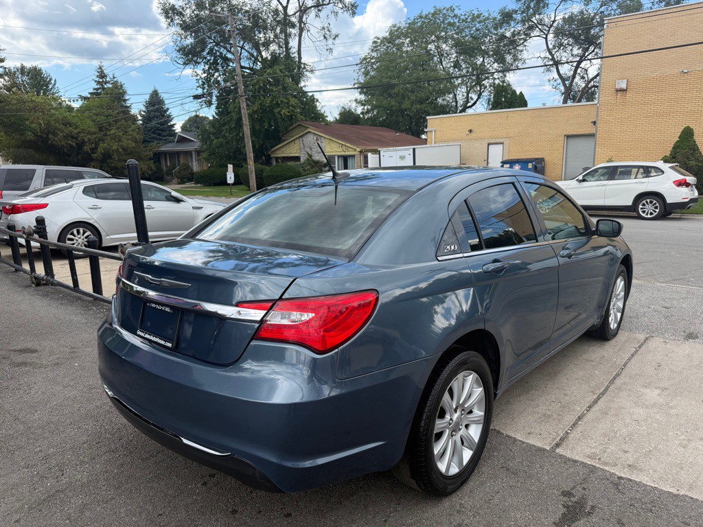2013 Chrysler 200 Image 4