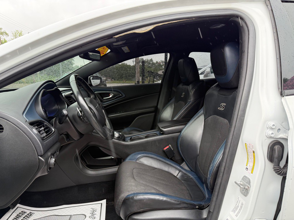 2015 Chrysler 200 Image 5