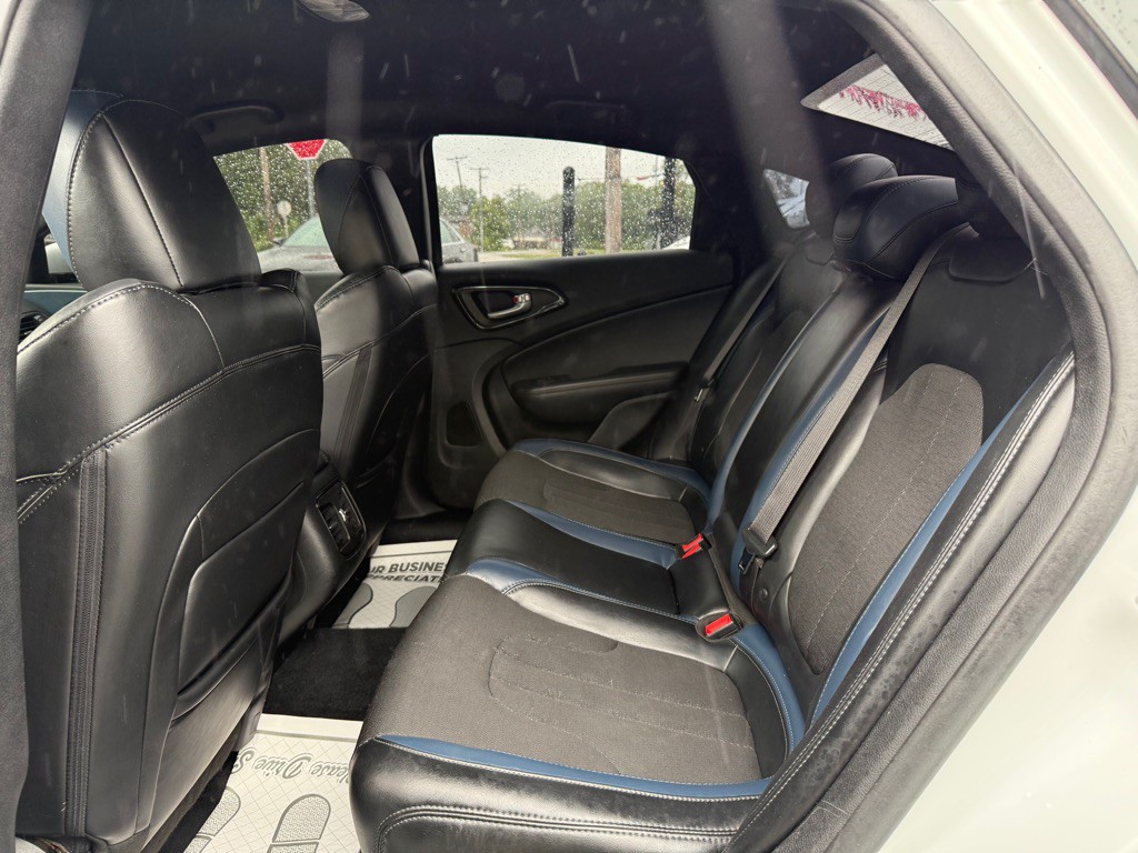 2015 Chrysler 200 Image 6