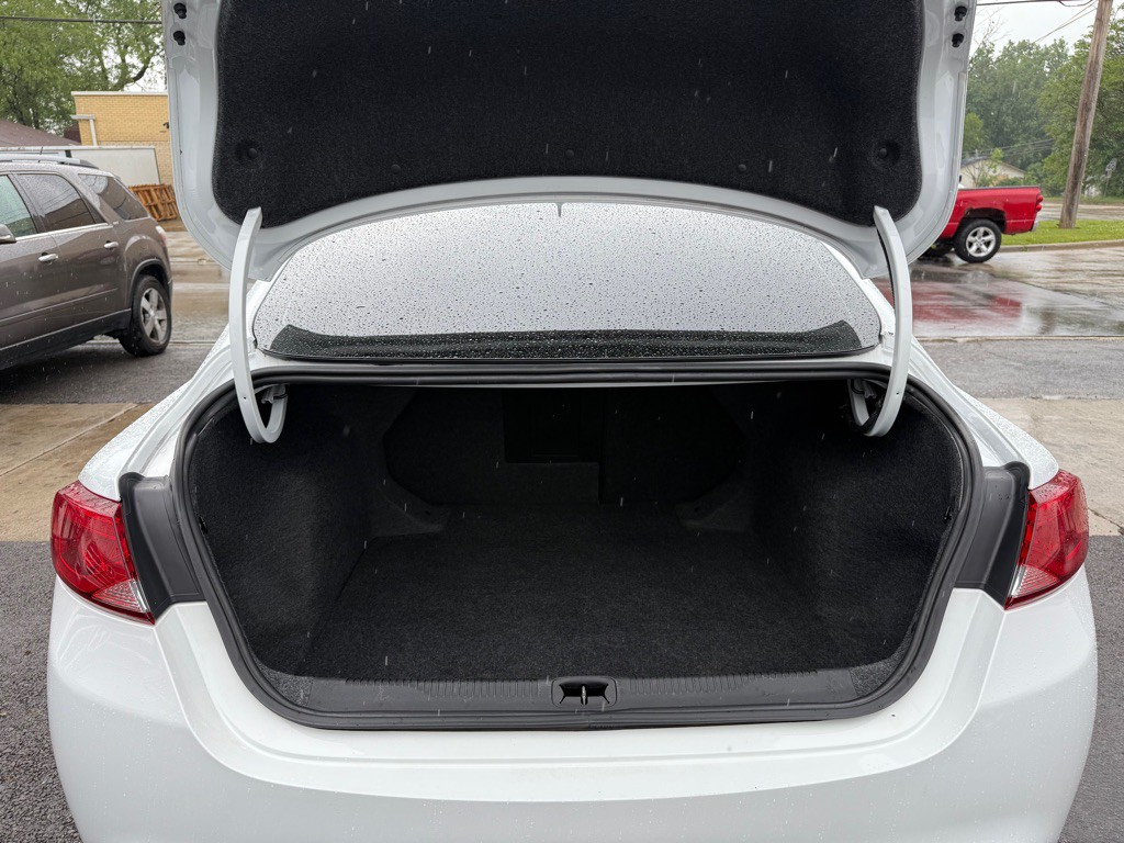 2015 Chrysler 200 Image 8
