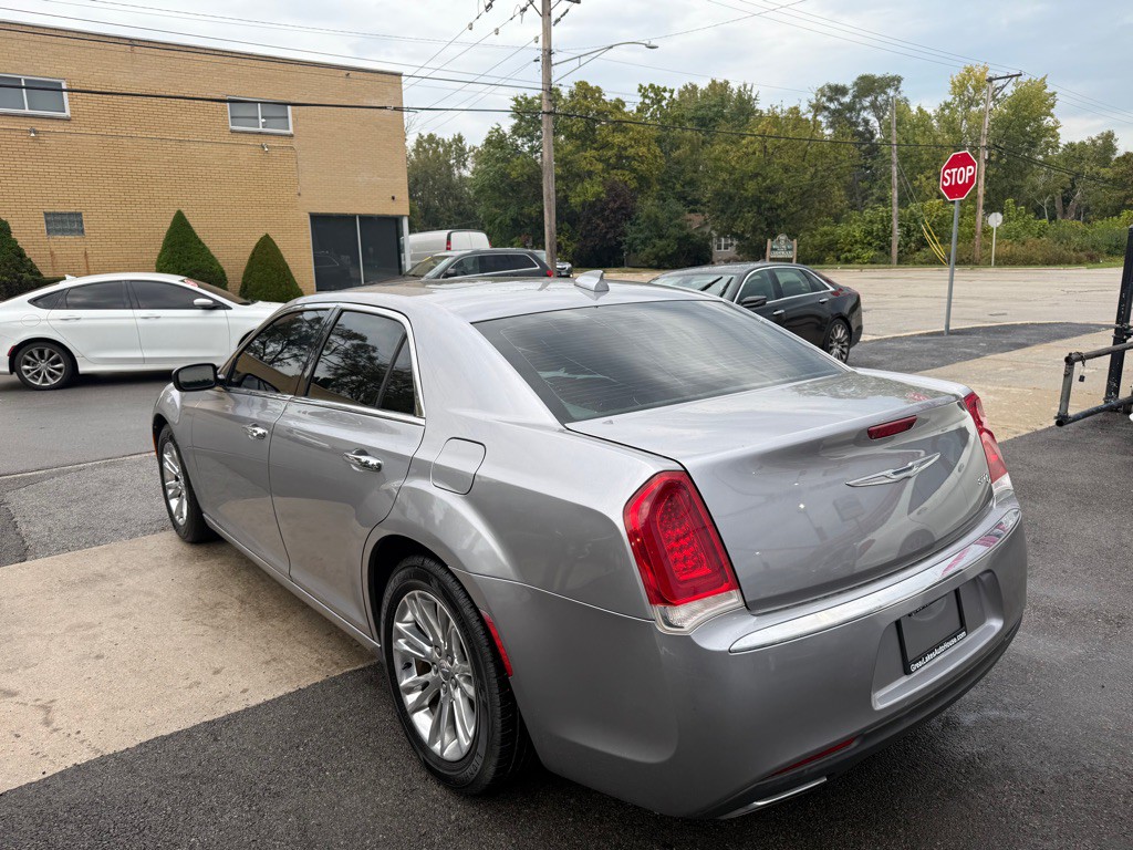 2015 Chrysler 300 Image 3