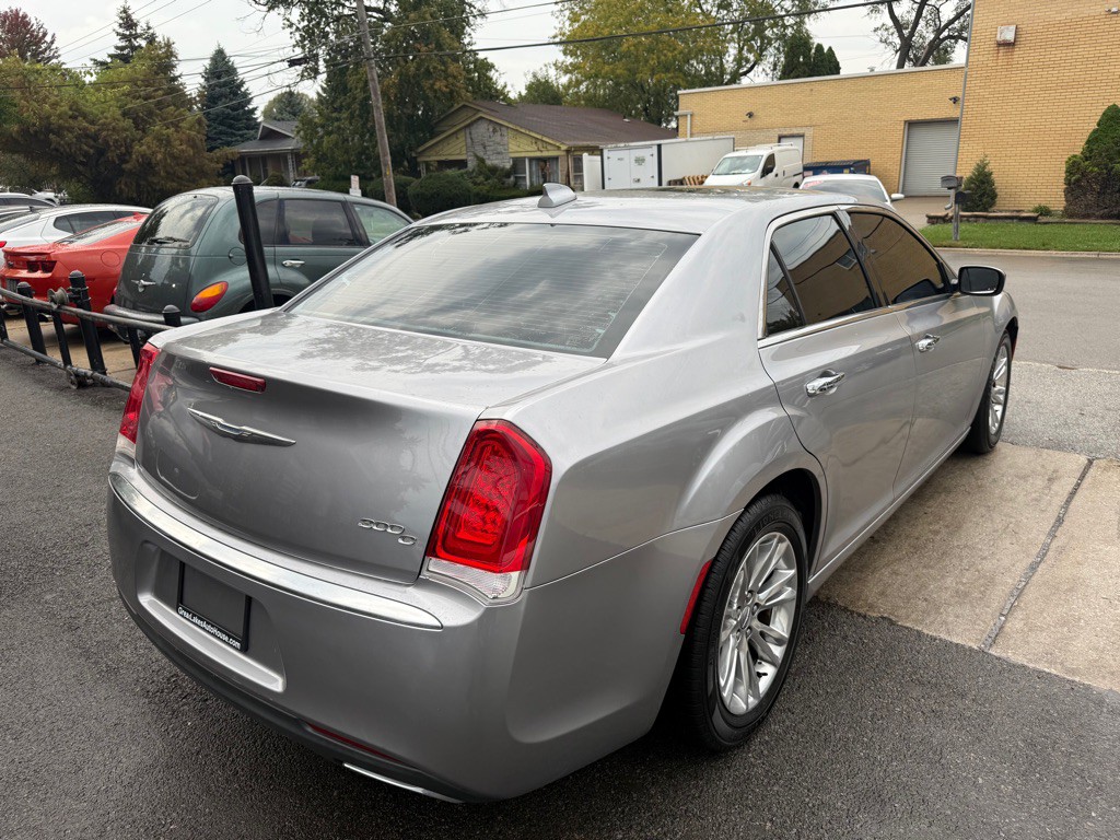 2015 Chrysler 300 Image 4