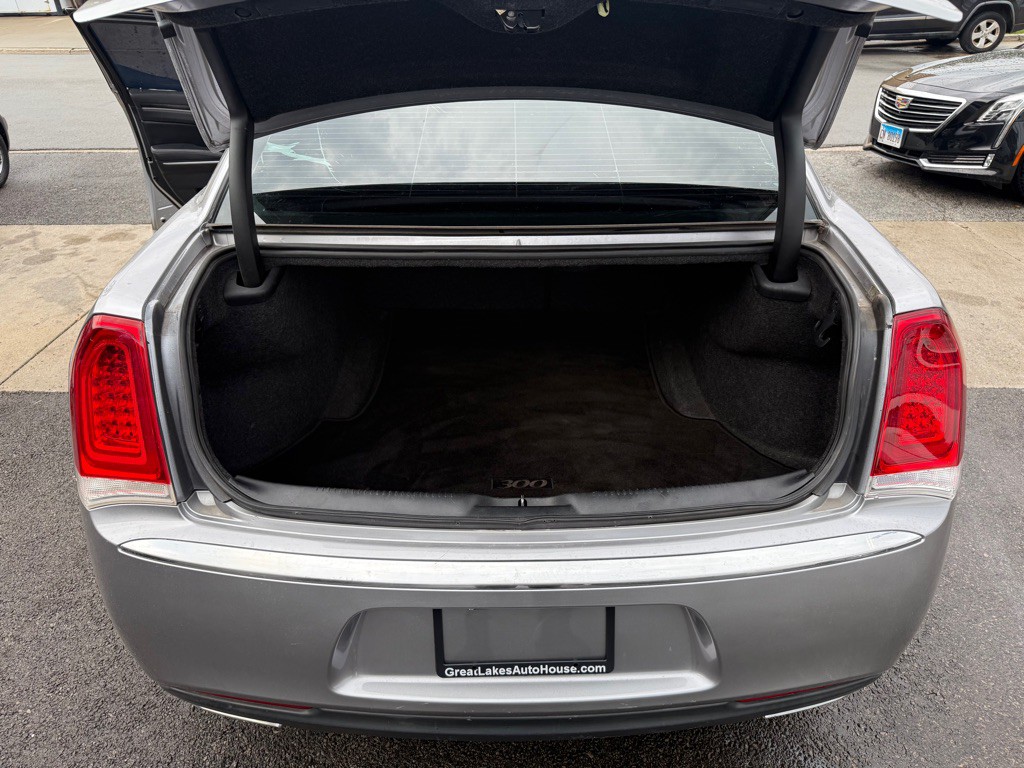 2015 Chrysler 300 Image 9