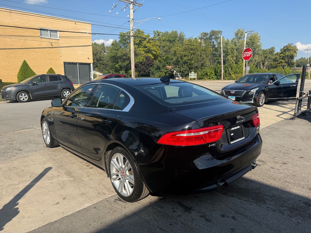 2019 Jaguar XE Image 3