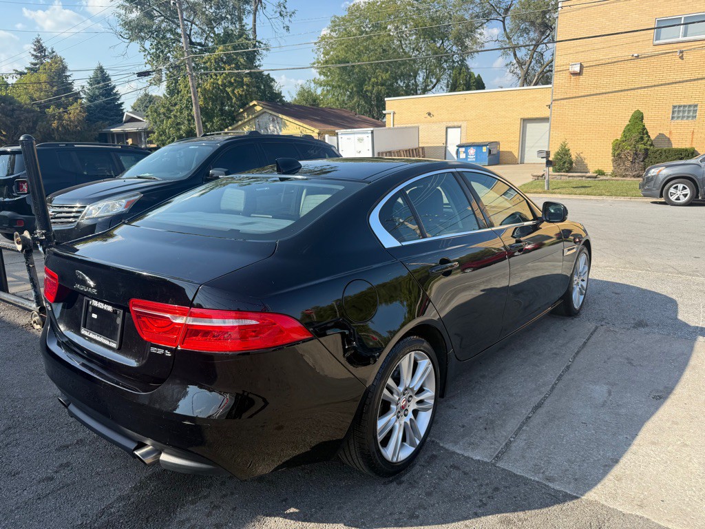 2019 Jaguar XE Image 4