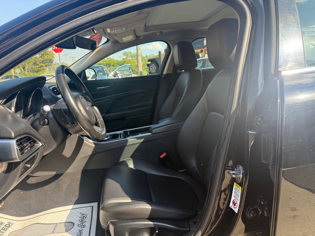 2019 Jaguar XE Image 5