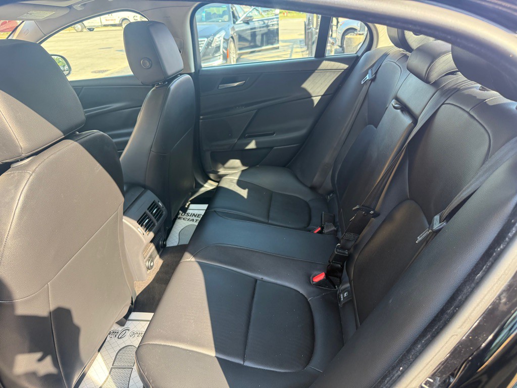 2019 Jaguar XE Image 7
