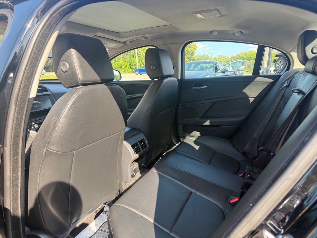 2019 Jaguar XE Image 8