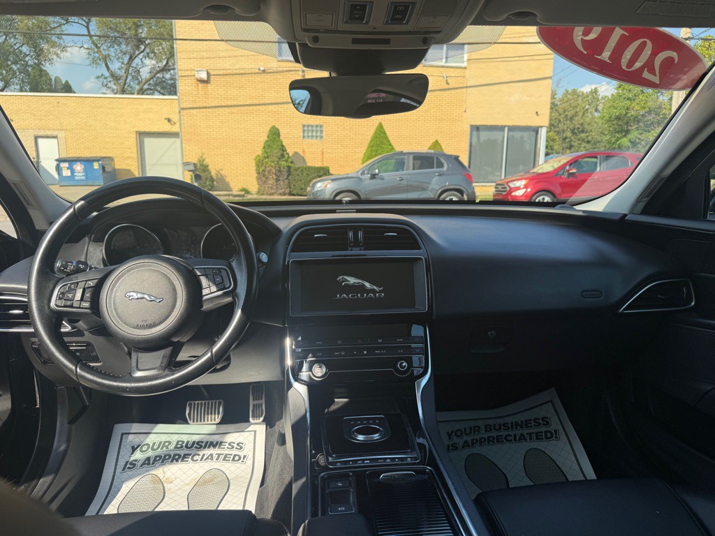 2019 Jaguar XE Image 9