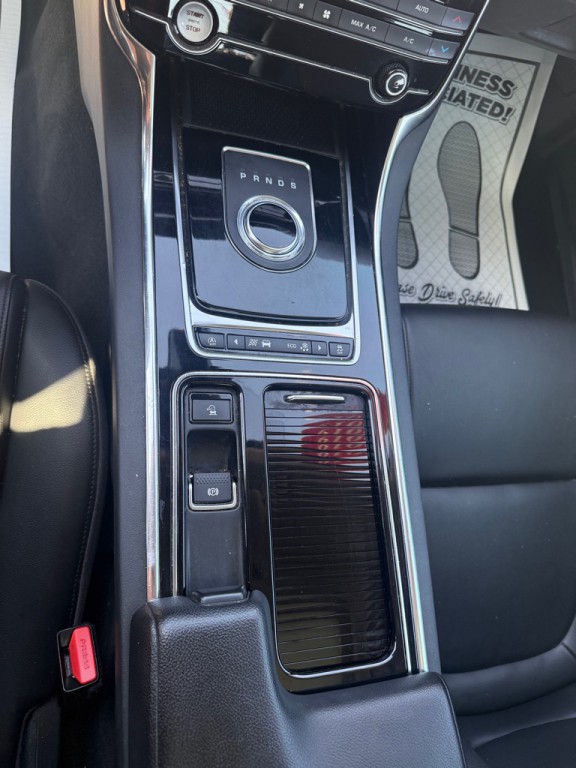 2019 Jaguar XE Image 10