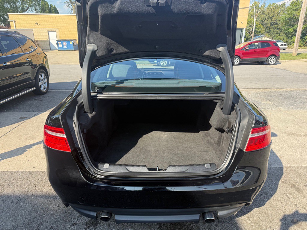 2019 Jaguar XE Image 11