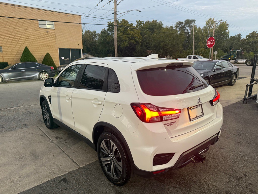 2020 Mitsubishi Outlander Image 3
