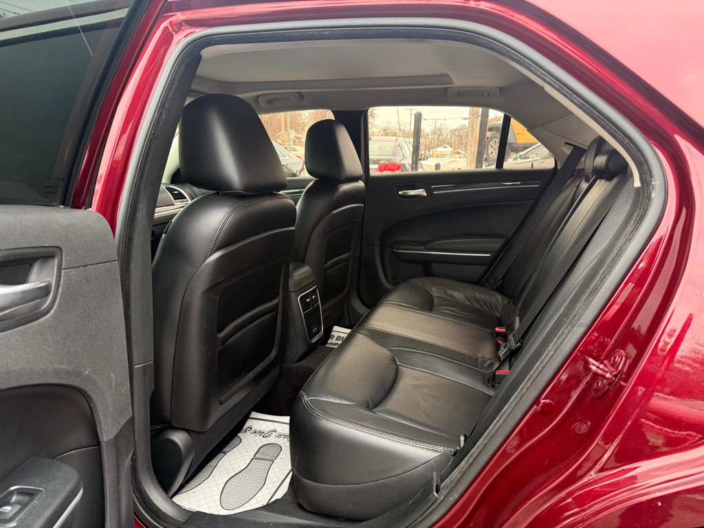 2016 Chrysler 300 Image 6