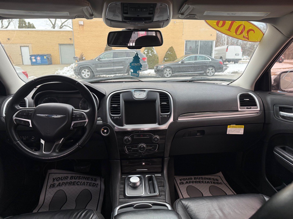 2016 Chrysler 300 Image 8