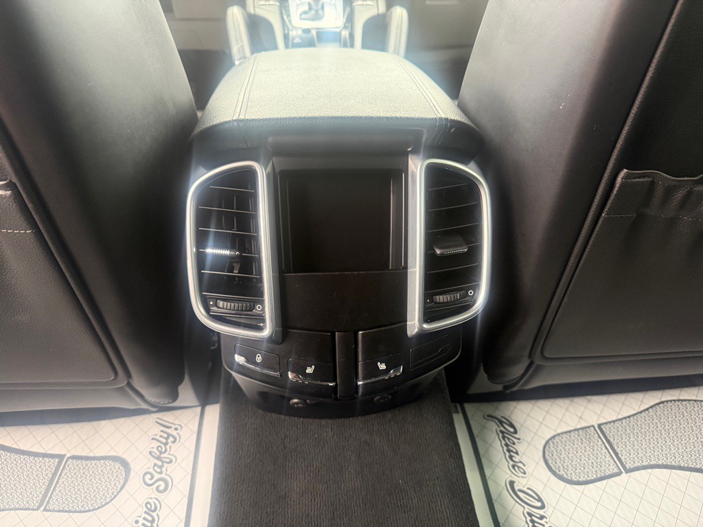 2016 Porsche Cayenne Image 8