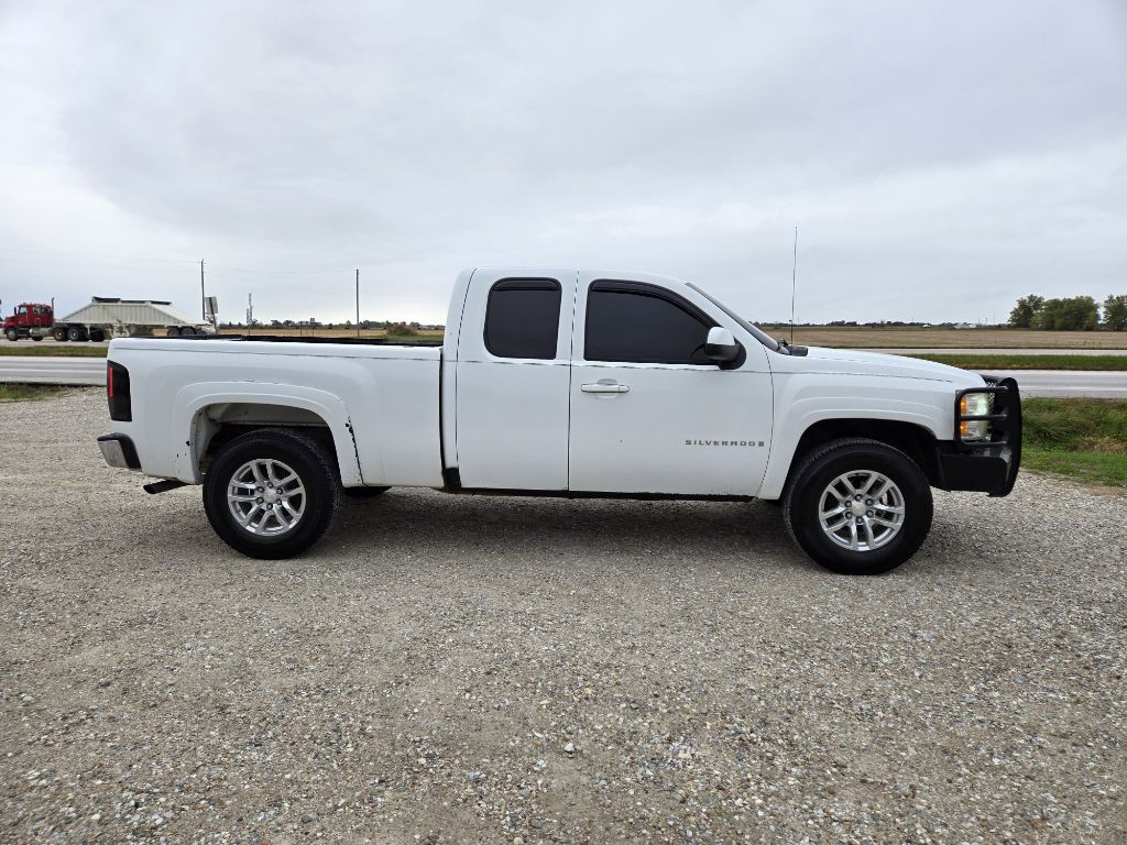 2007 Chevrolet Silverado 1500 Image 2