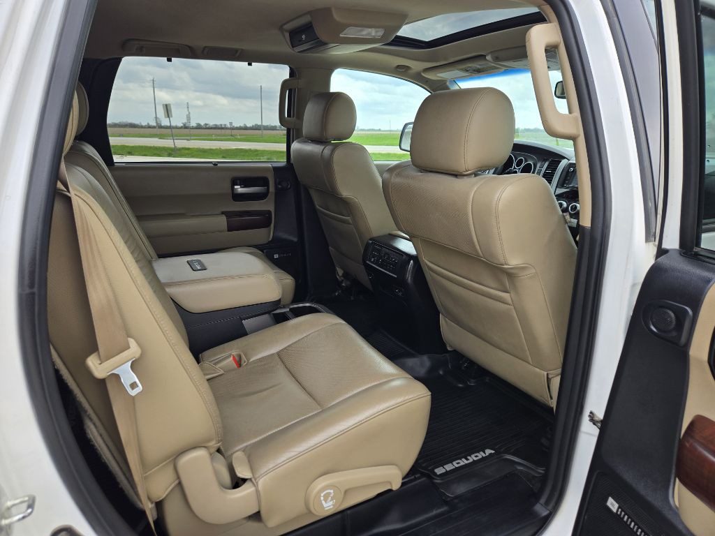 2016 Toyota Sequoia Image 10