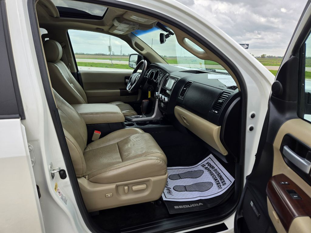 2016 Toyota Sequoia Image 11