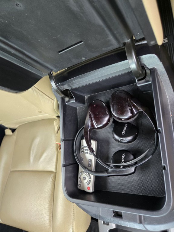 2016 Toyota Sequoia Image 14