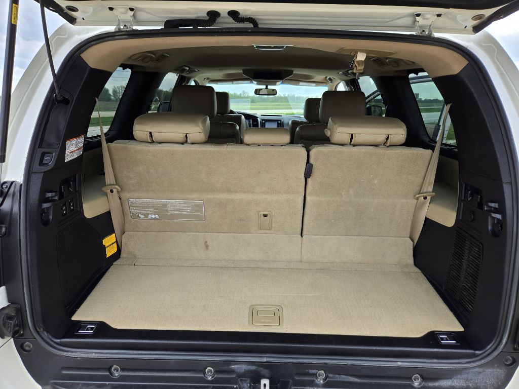 2016 Toyota Sequoia Image 17
