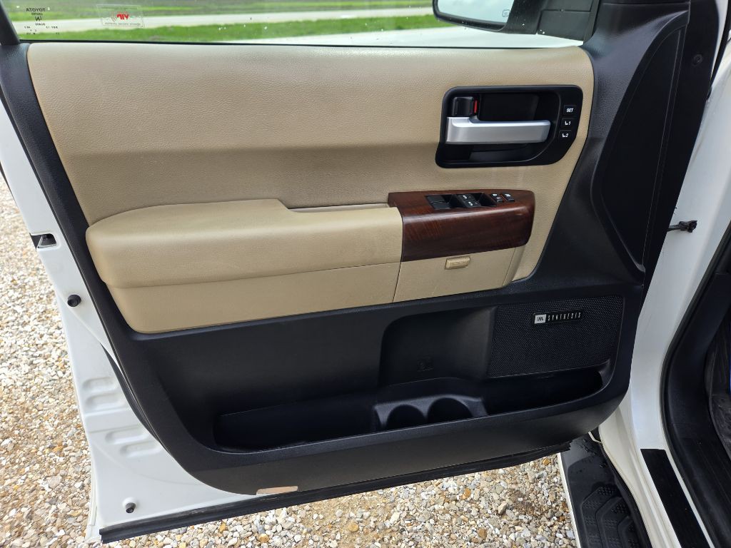 2016 Toyota Sequoia Image 19