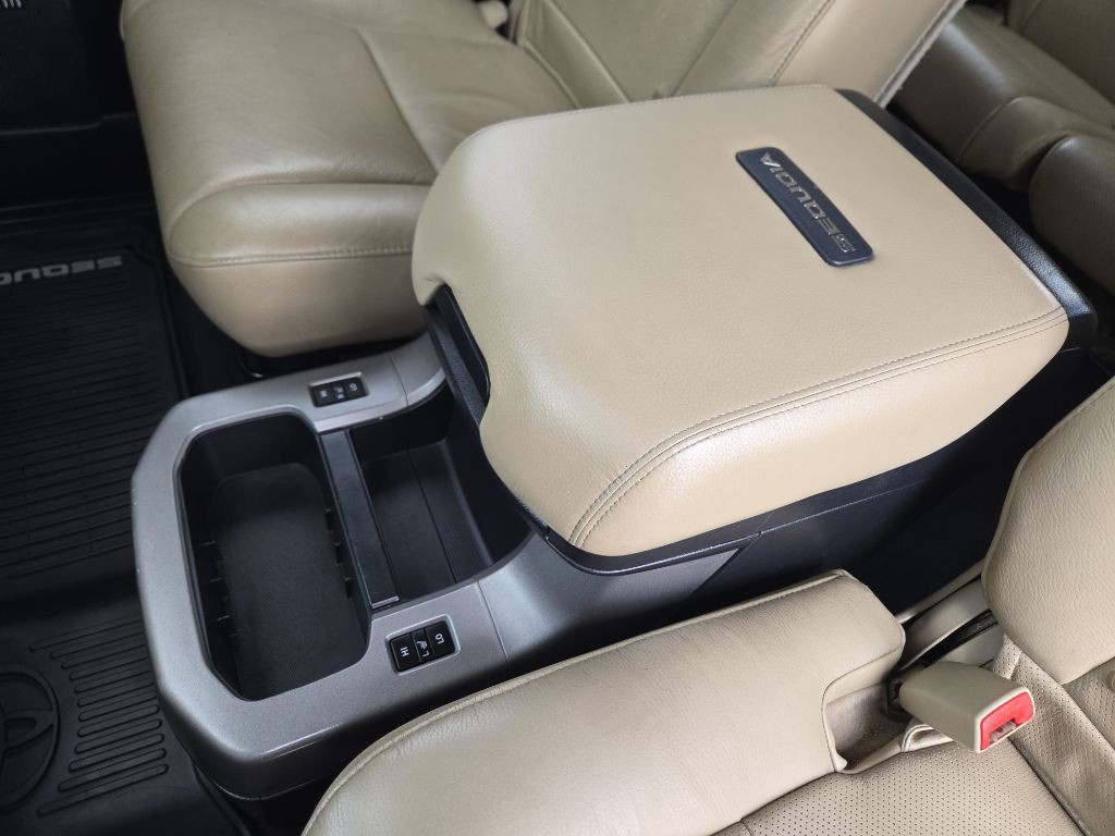 2016 Toyota Sequoia Image 23