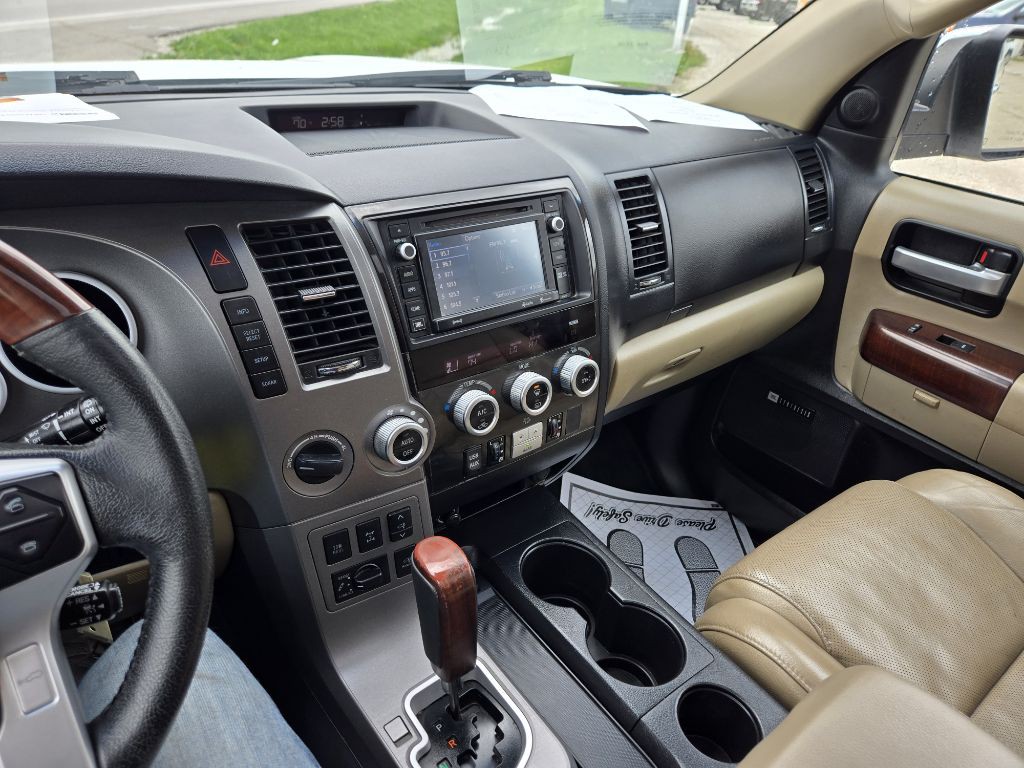 2016 Toyota Sequoia Image 27
