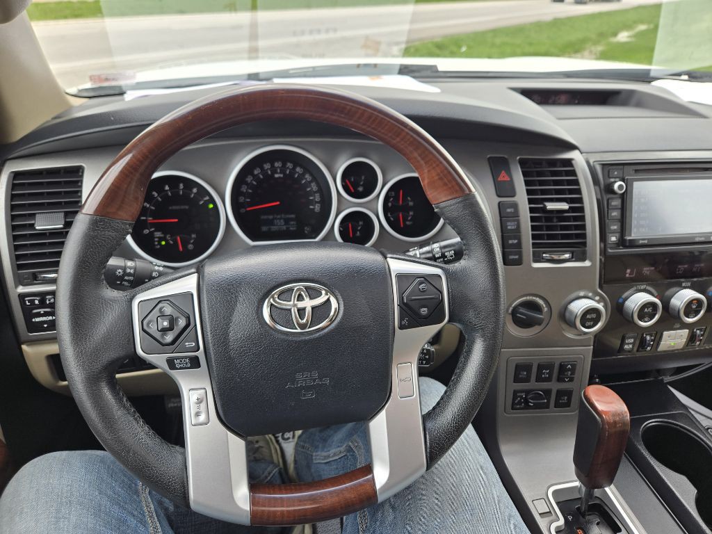 2016 Toyota Sequoia Image 28
