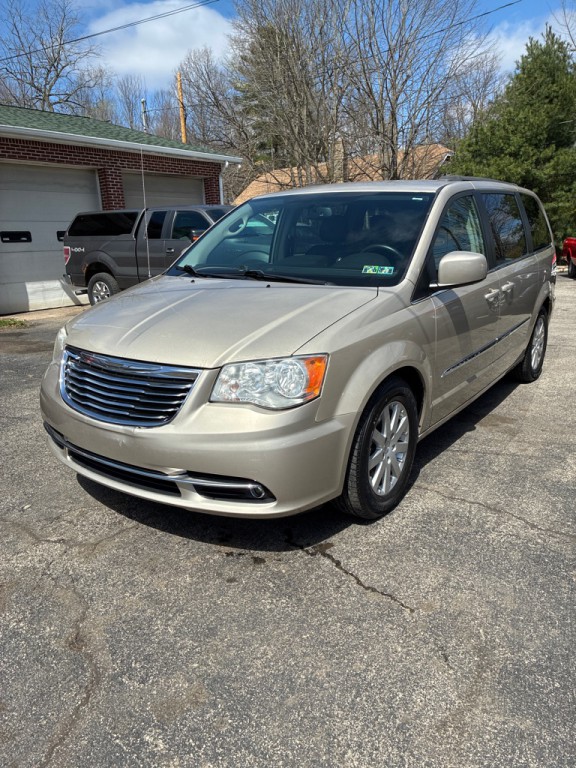 2013 Chrysler Town & Country Image 2